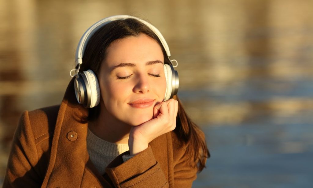 Persona escuchando música con audífonos
